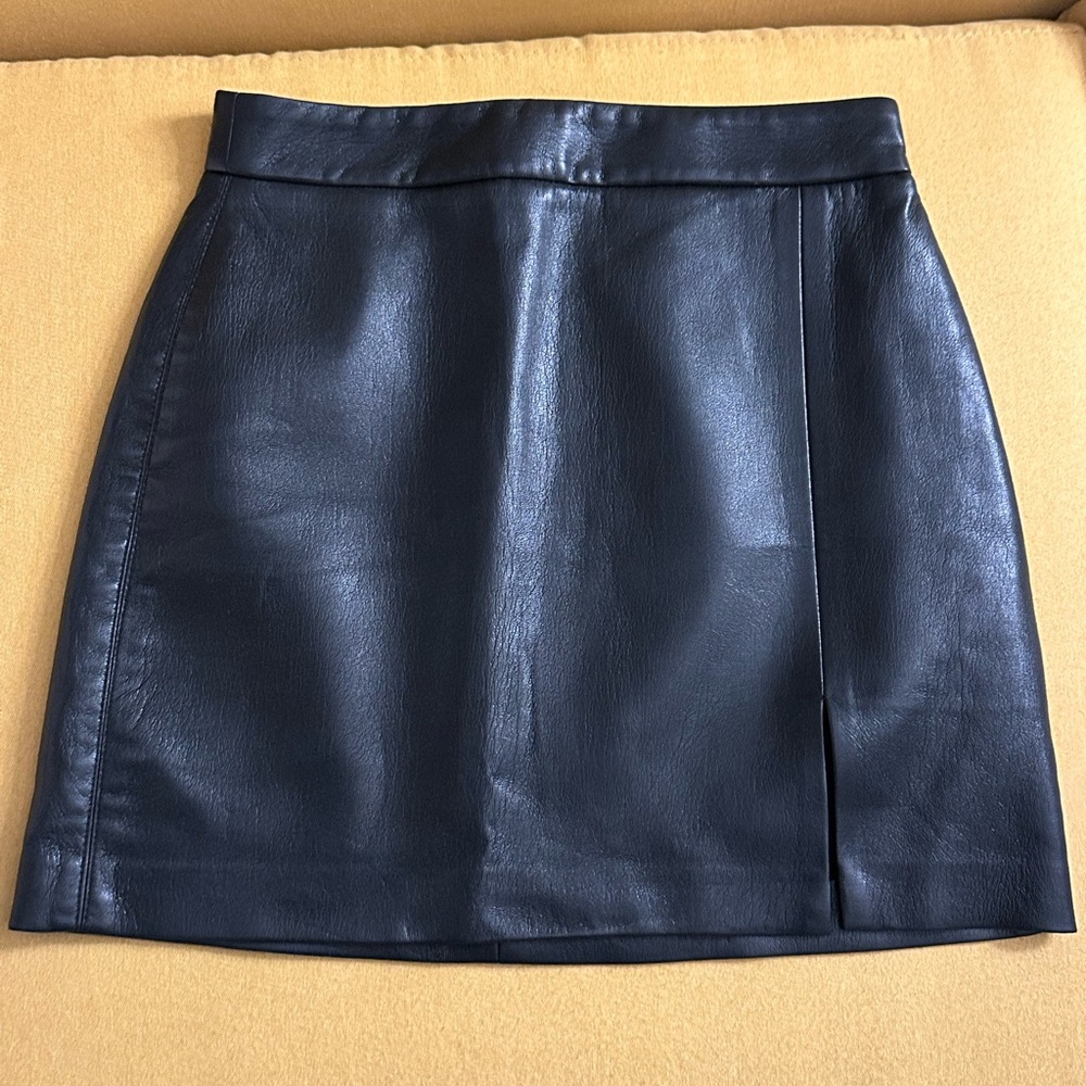 Elegant Black Aritzia Leather Skirt